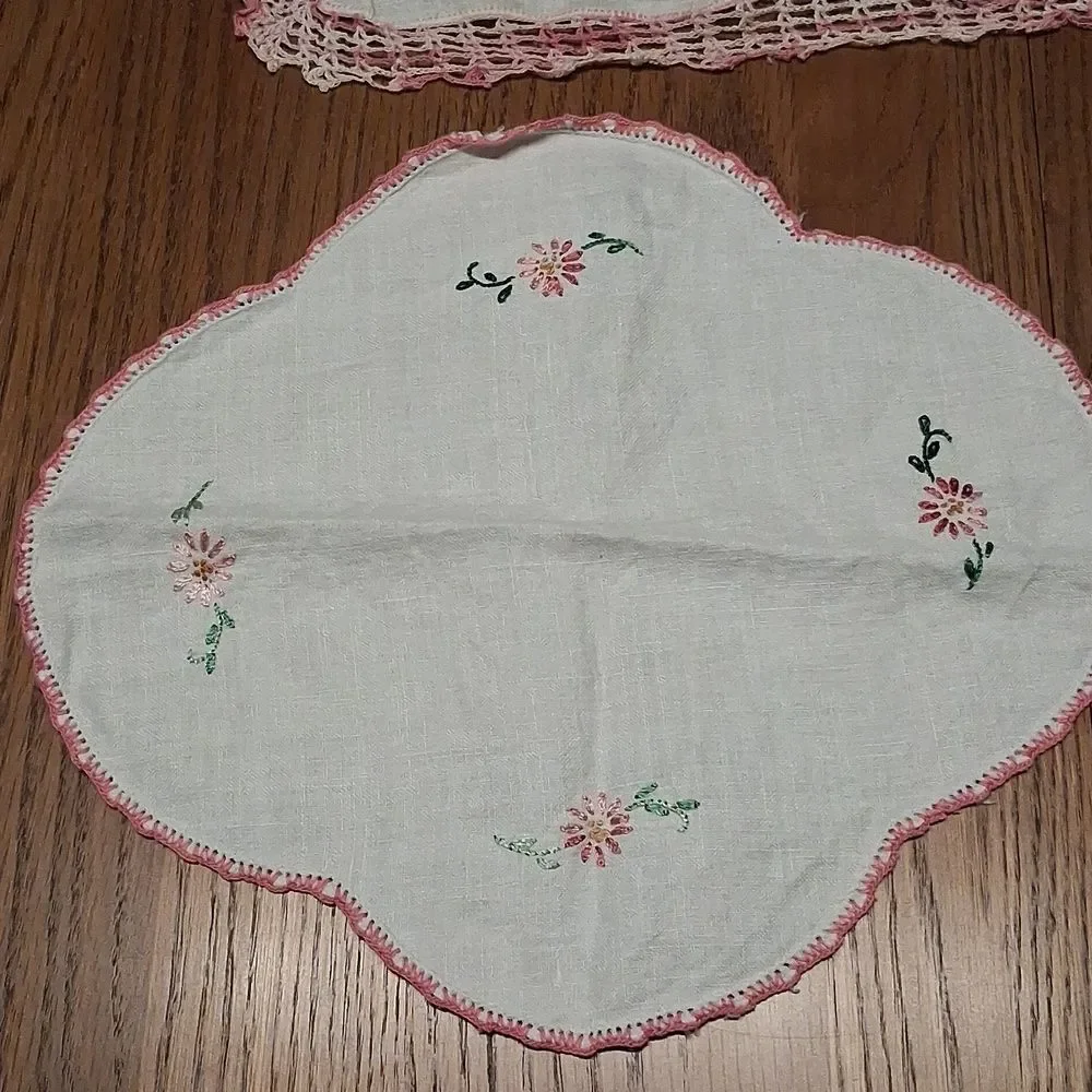 Vintage Tatting, Embroidery,4 Pc., Doilies, &‎ Handkerchief.